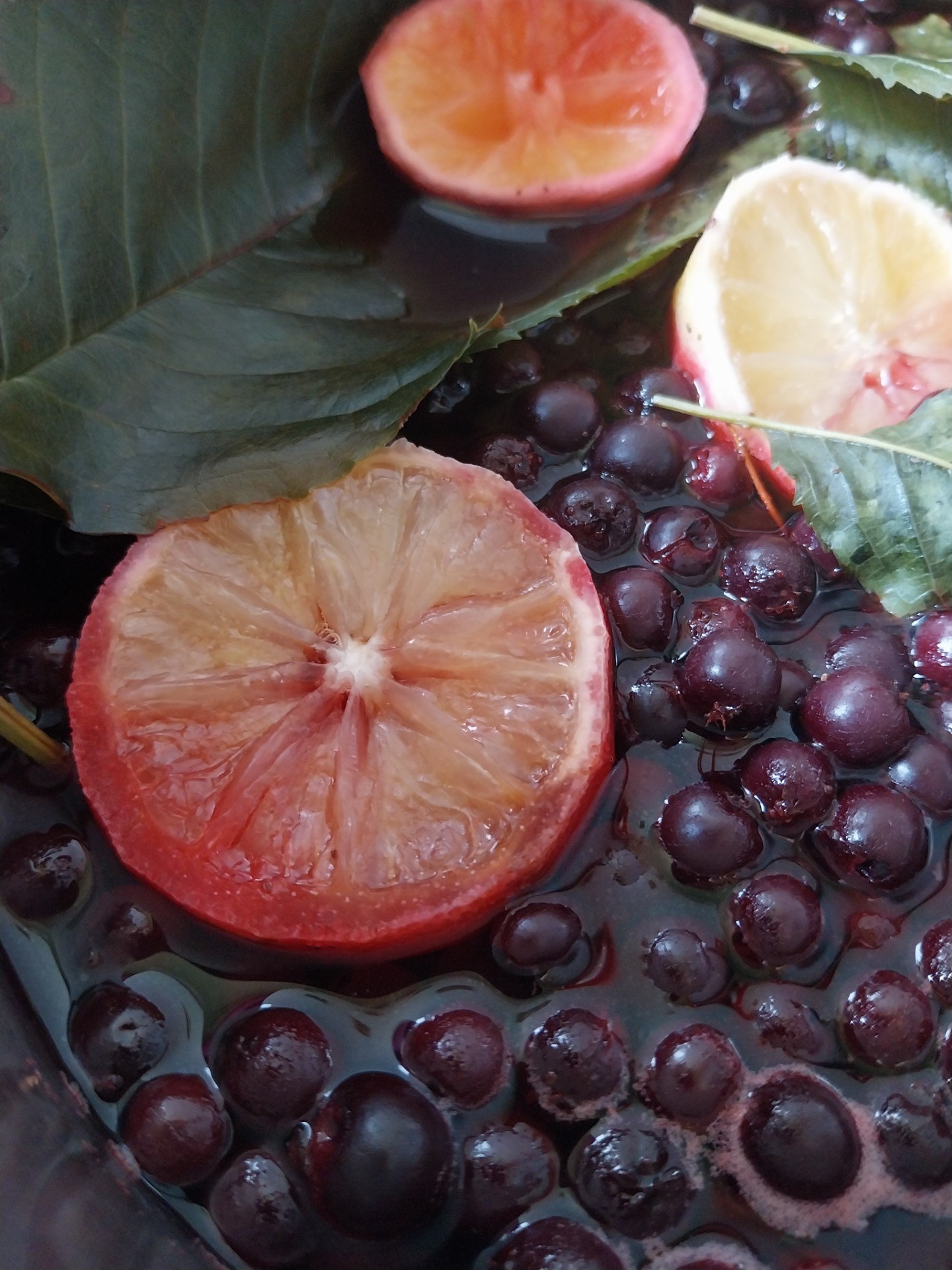 Appelbessenlikeur met kersenblad