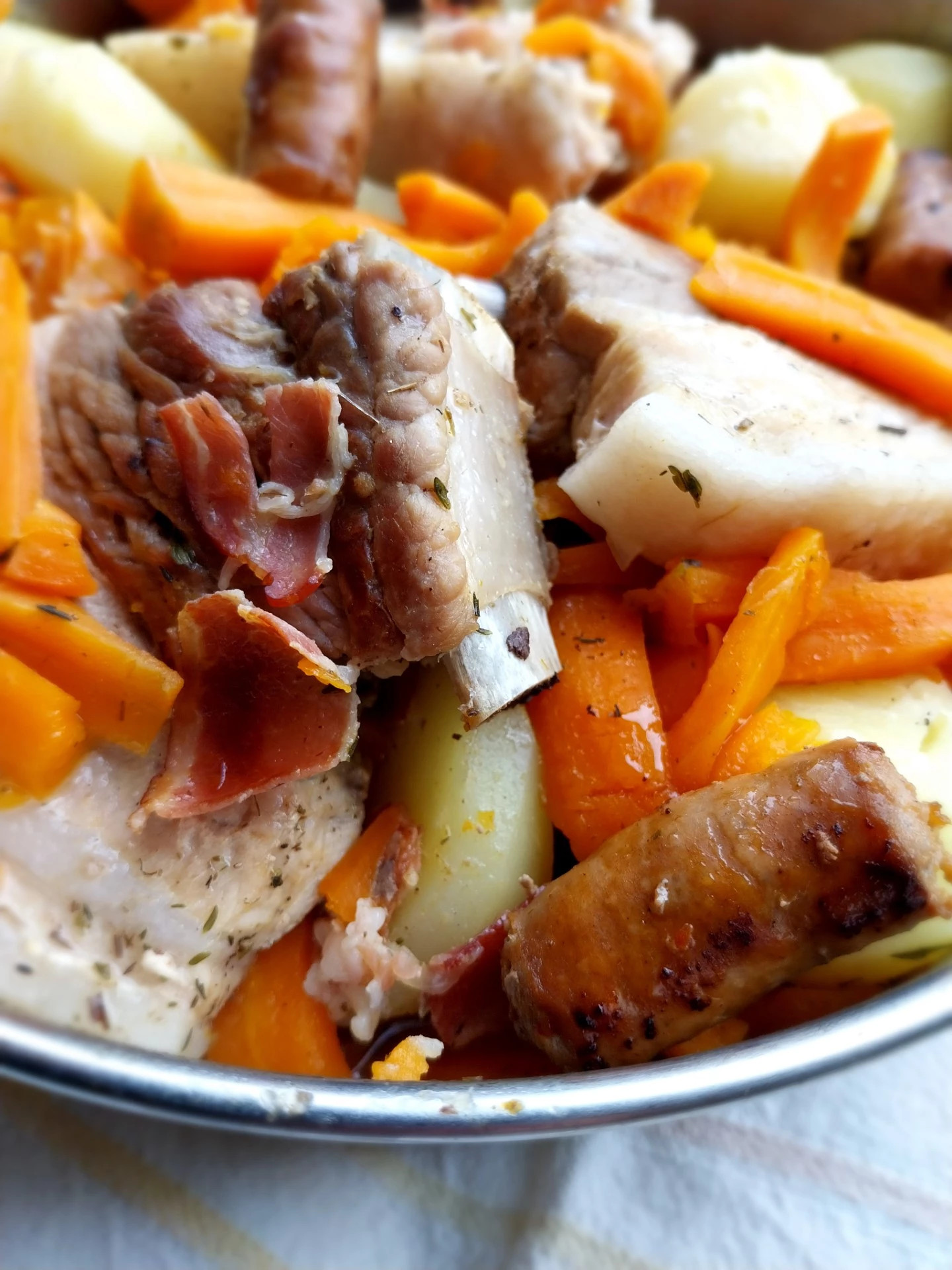 Vleesribbetjes met wortelen, spek en merguez