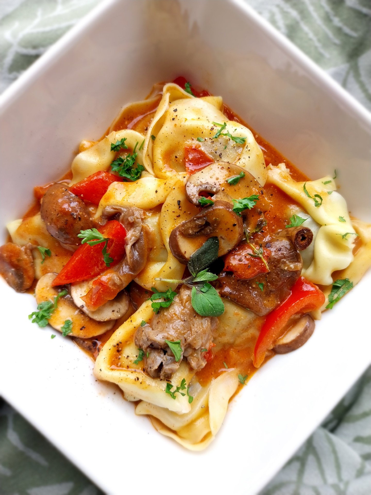 Tortelloni met champignons en romige paprikasaus