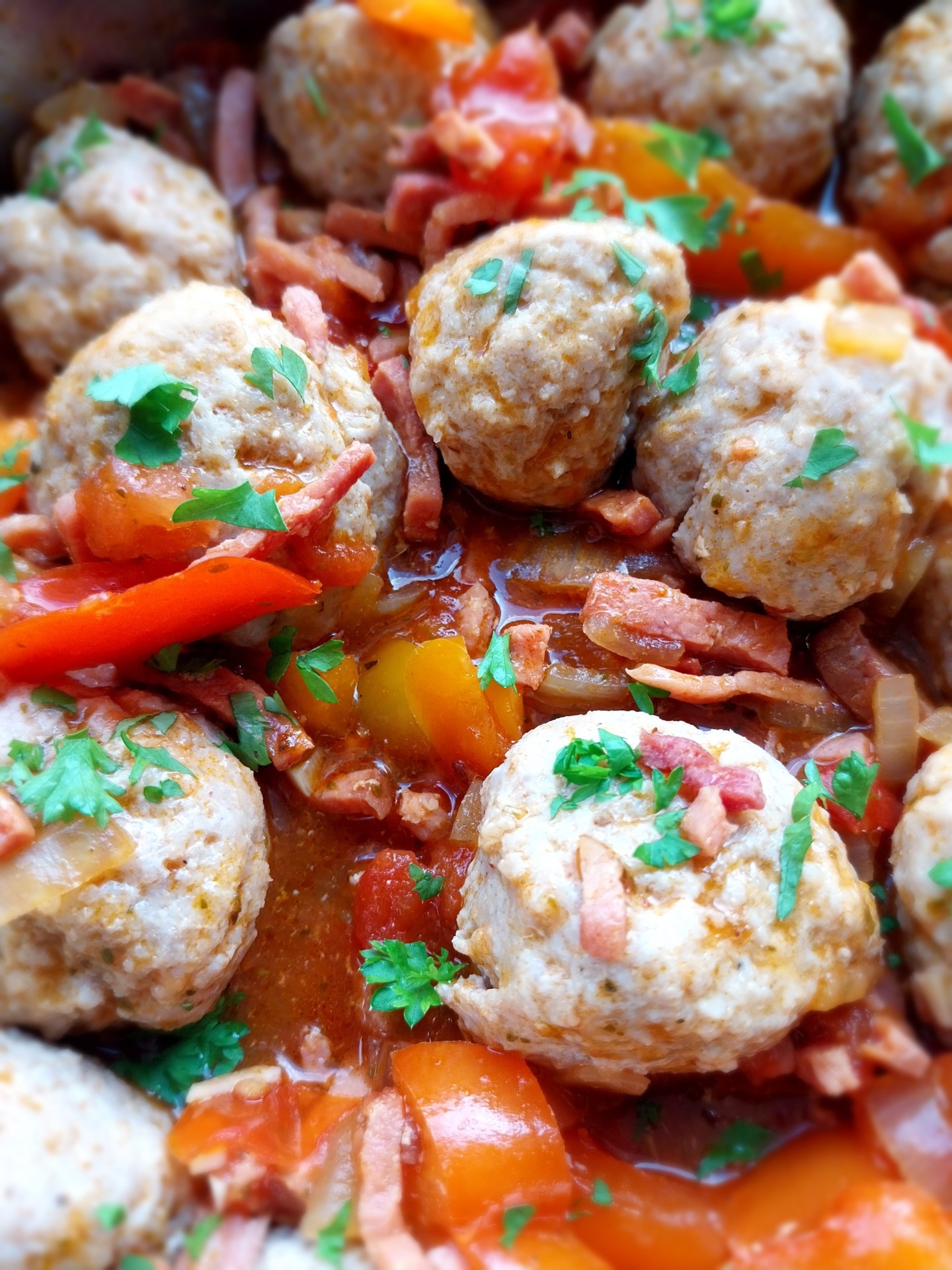 Balletjes met paprikasaus