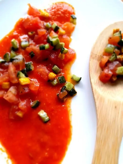 Tomatengembersaus met brunoisegroenten
