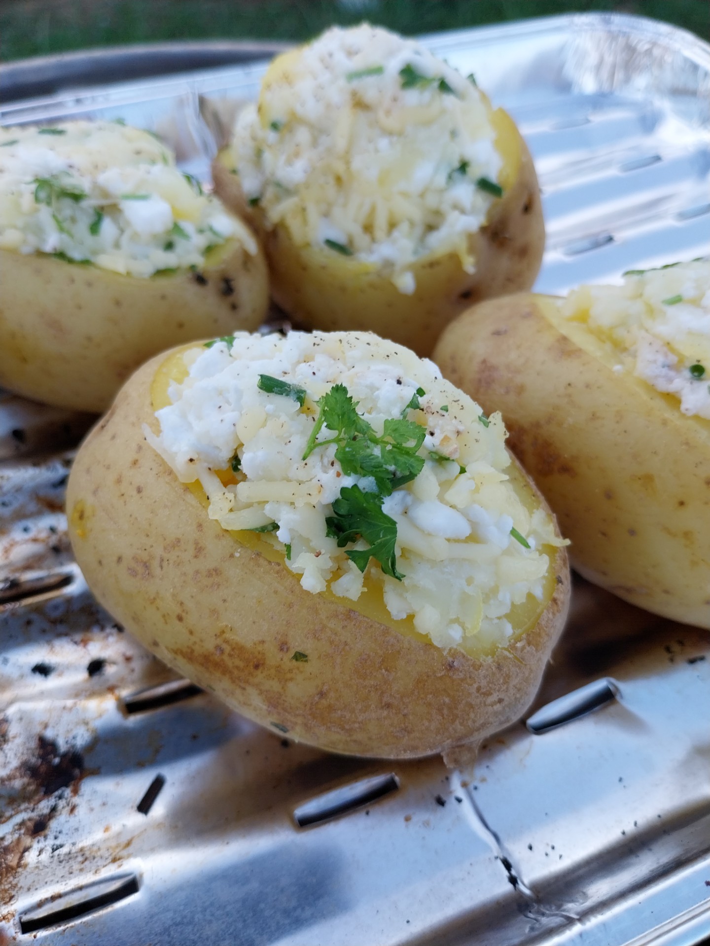 Gevulde aardappel met cottage cheese en tuinkruiden