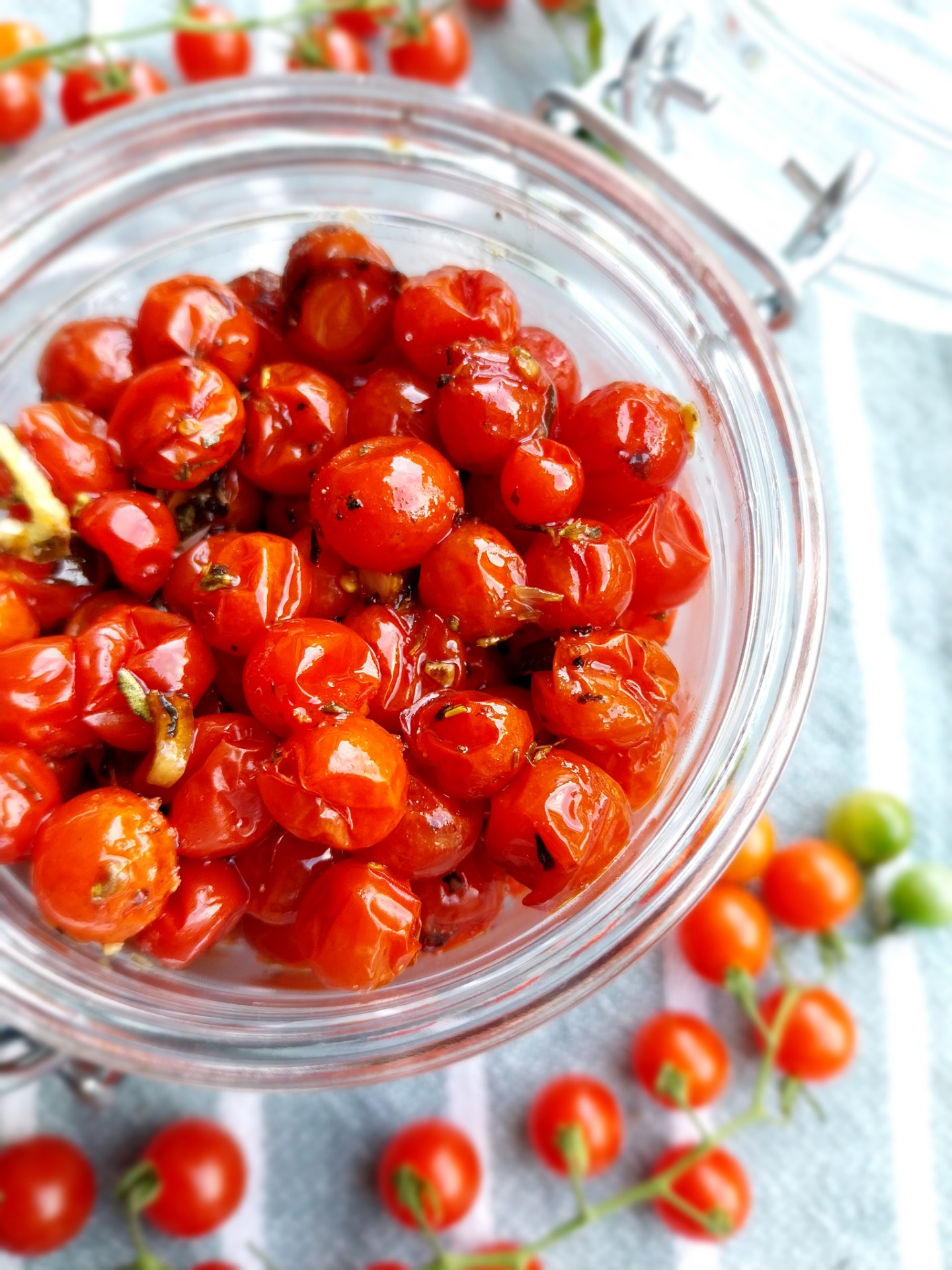 Gedroogde sweet pea tomaten met tuinkruiden