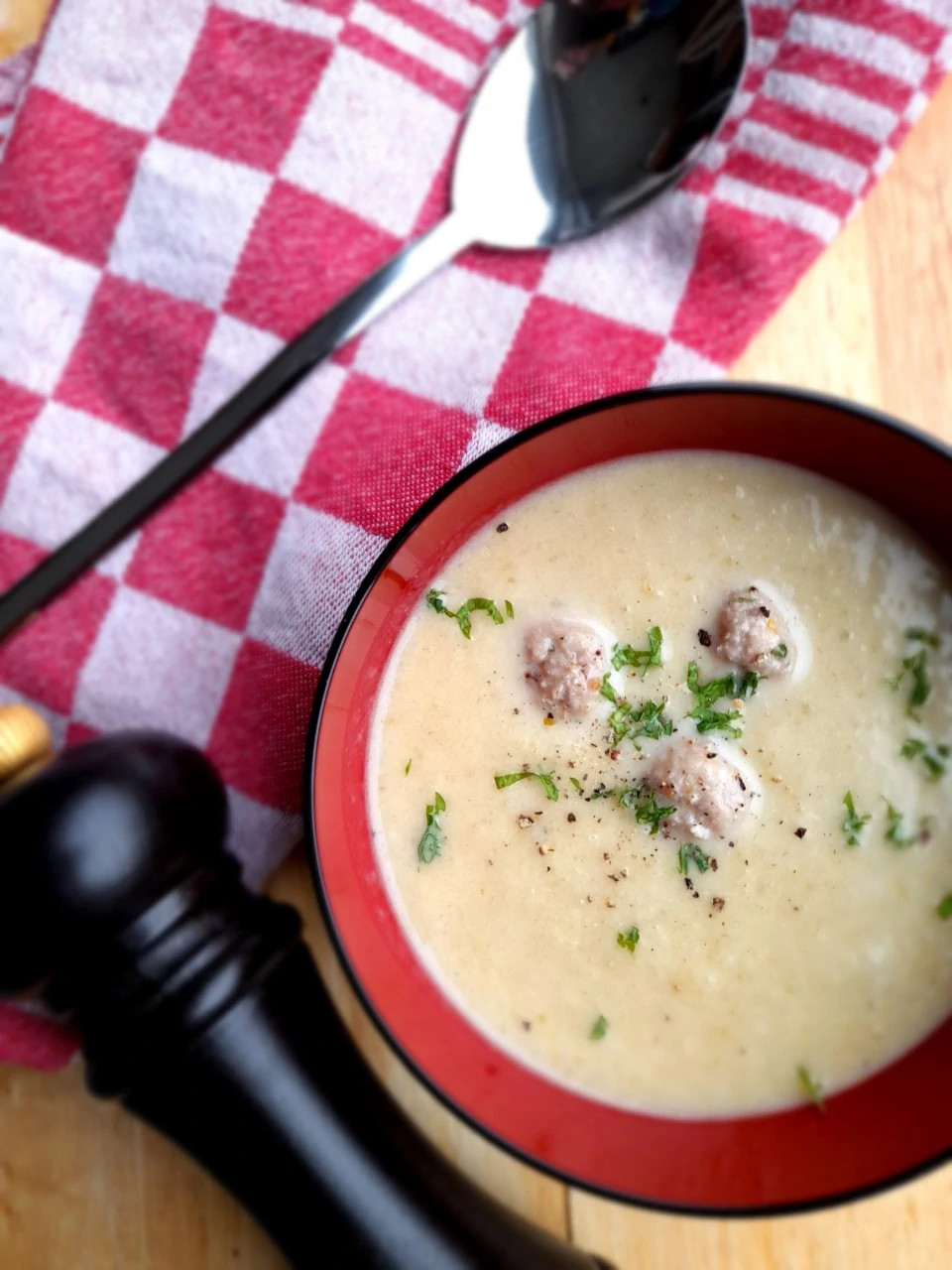 Witte seldersoep met peterselieballetjes