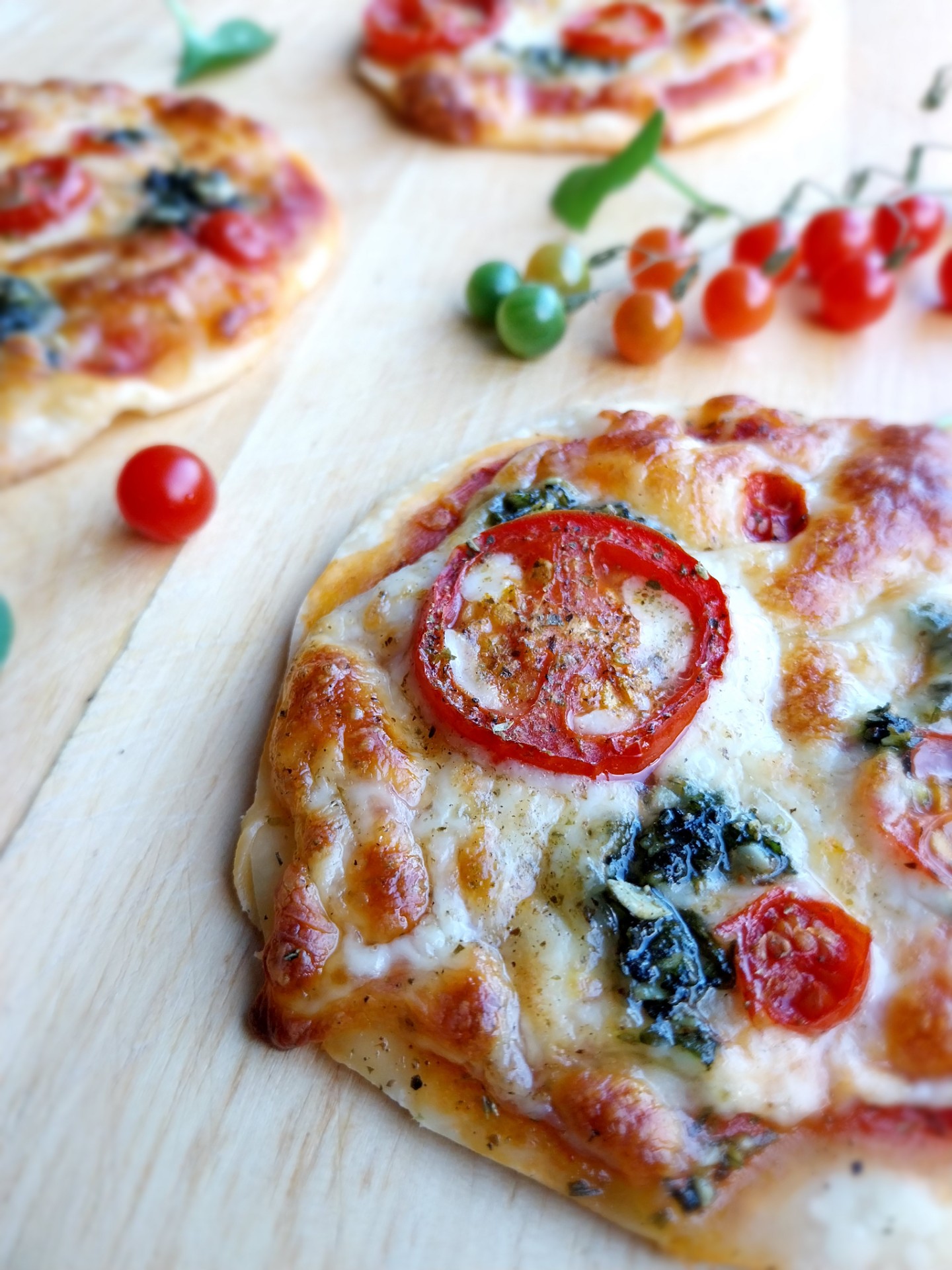 Pizza mozarella met posteleinpesto
