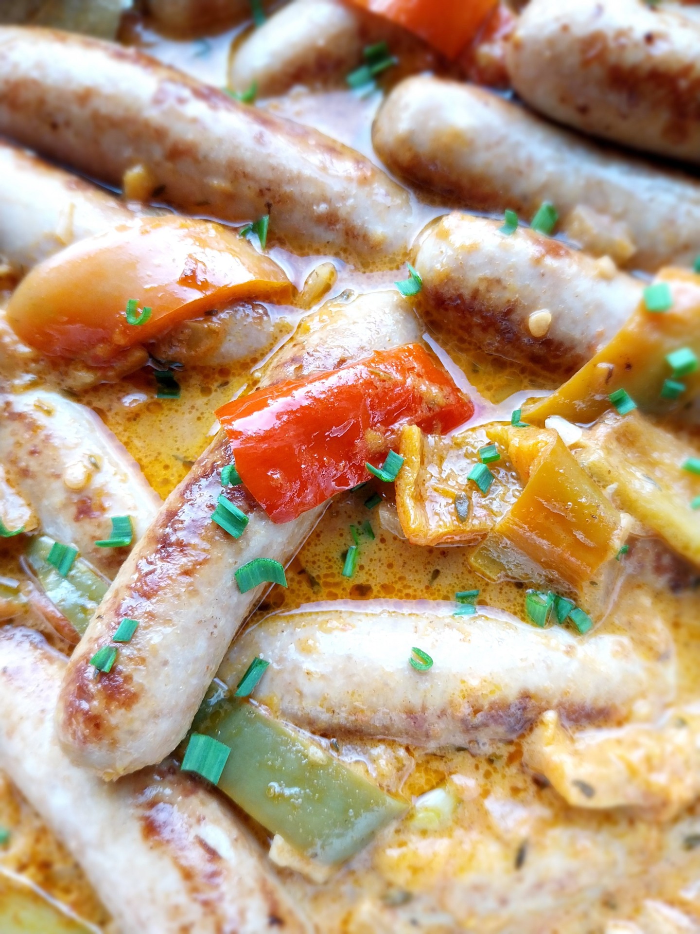 Stoofpotje van chipolata met paprika en tomaten