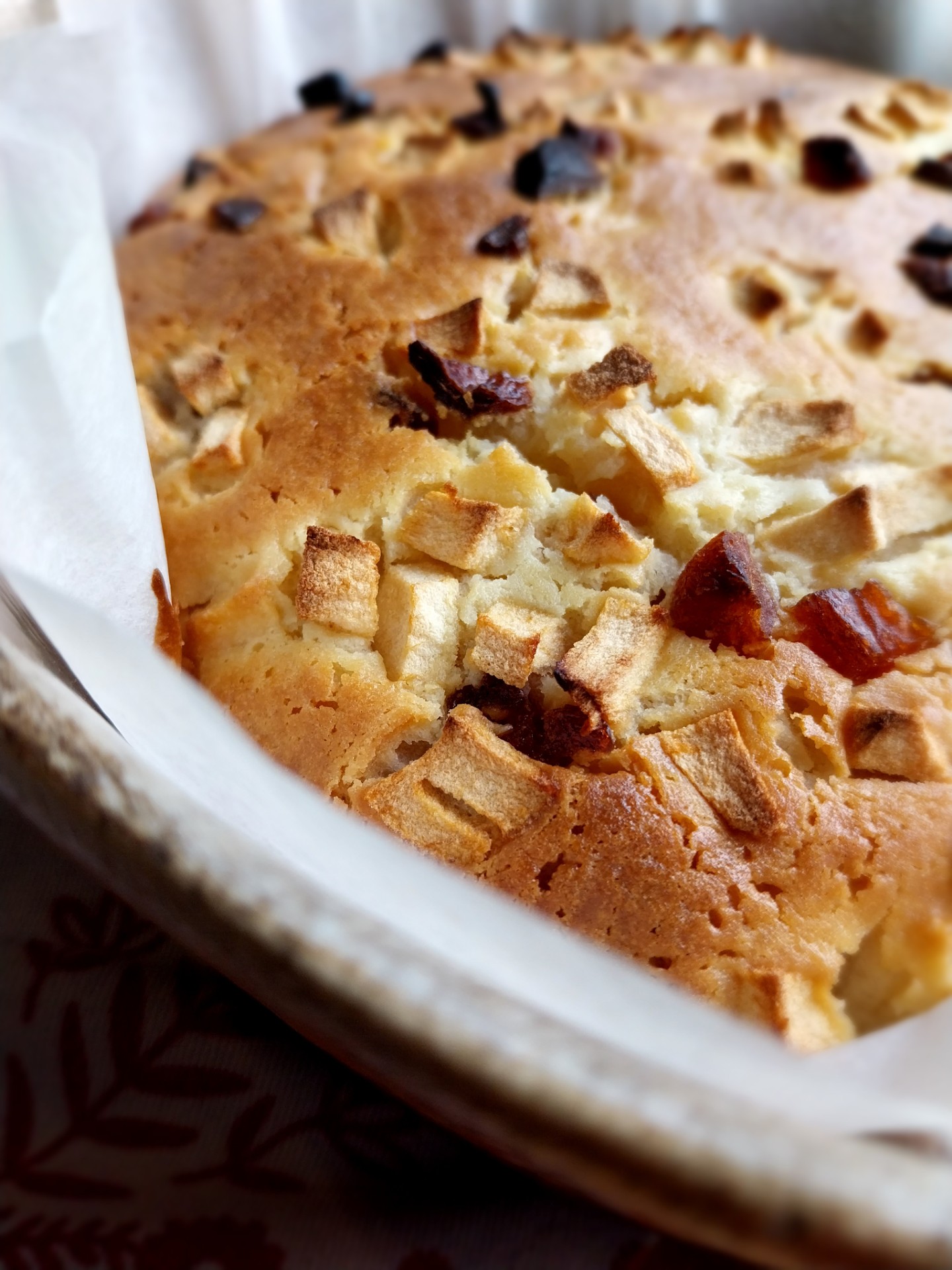 Yoghurtcake met gedroogde abrikozen en appel