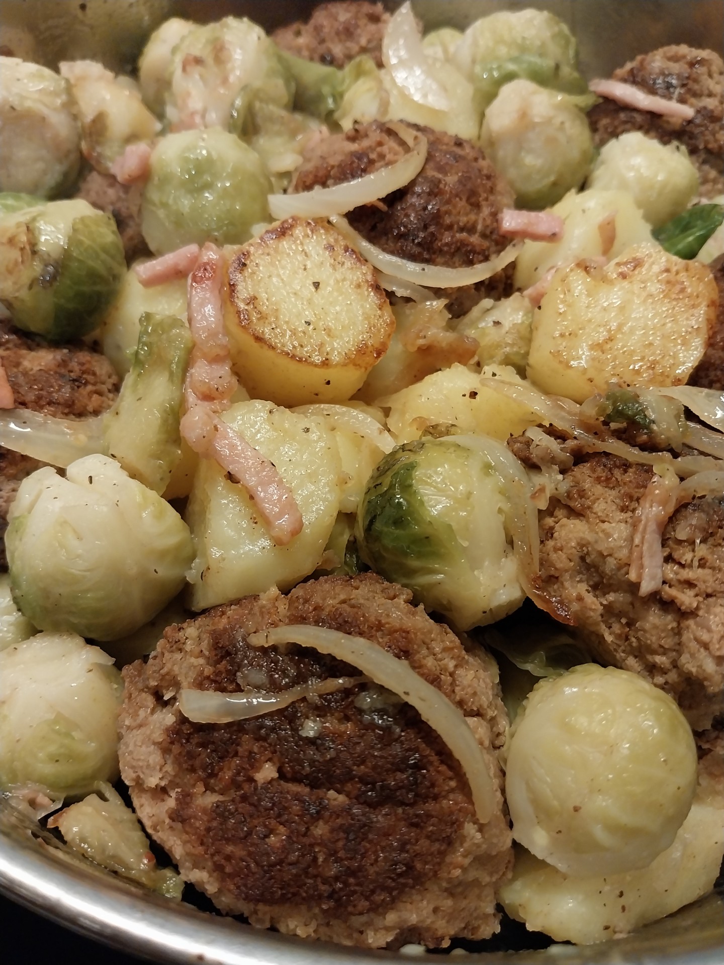 Spruitjes met balletjes en spek