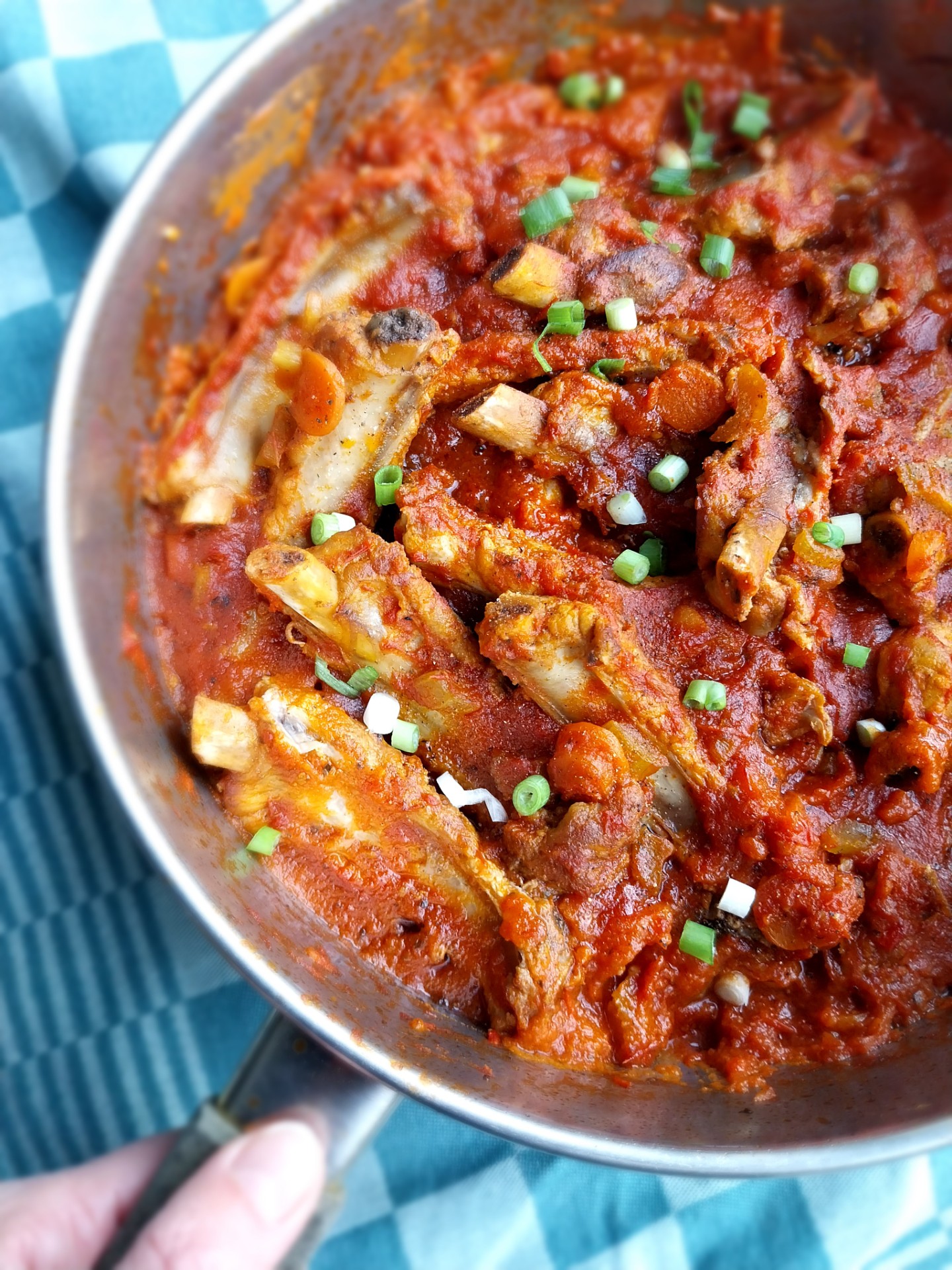 Gestoofde ribbetjes in tomatensaus