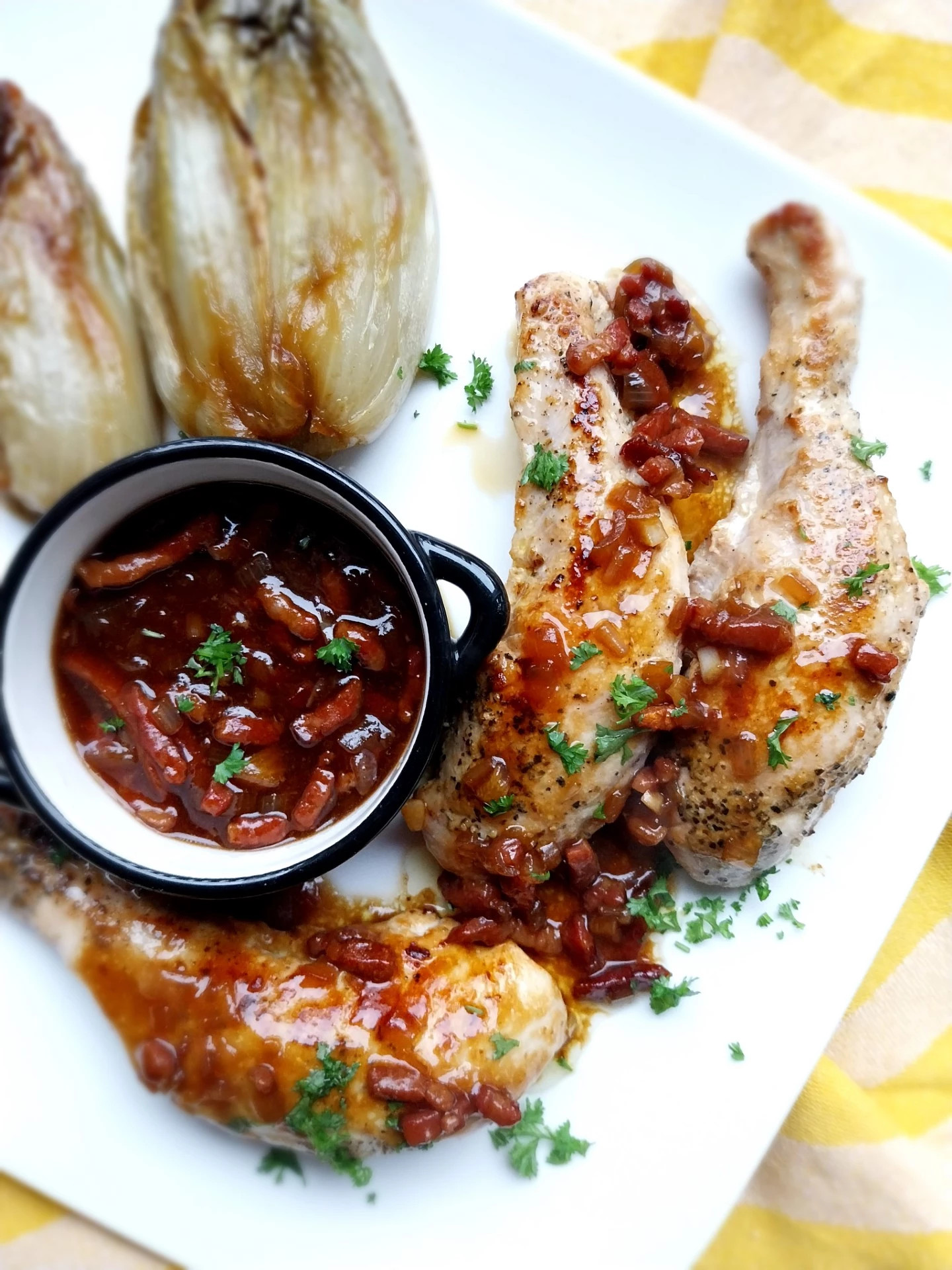 Konijnfilet met spekjes en stroopsaus