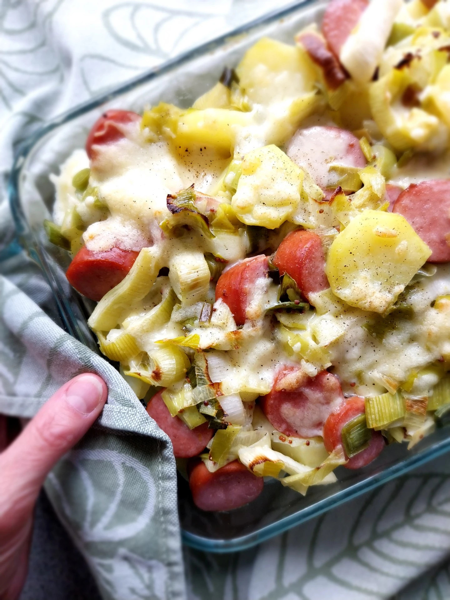 Ovenschotel met rookworst en prei