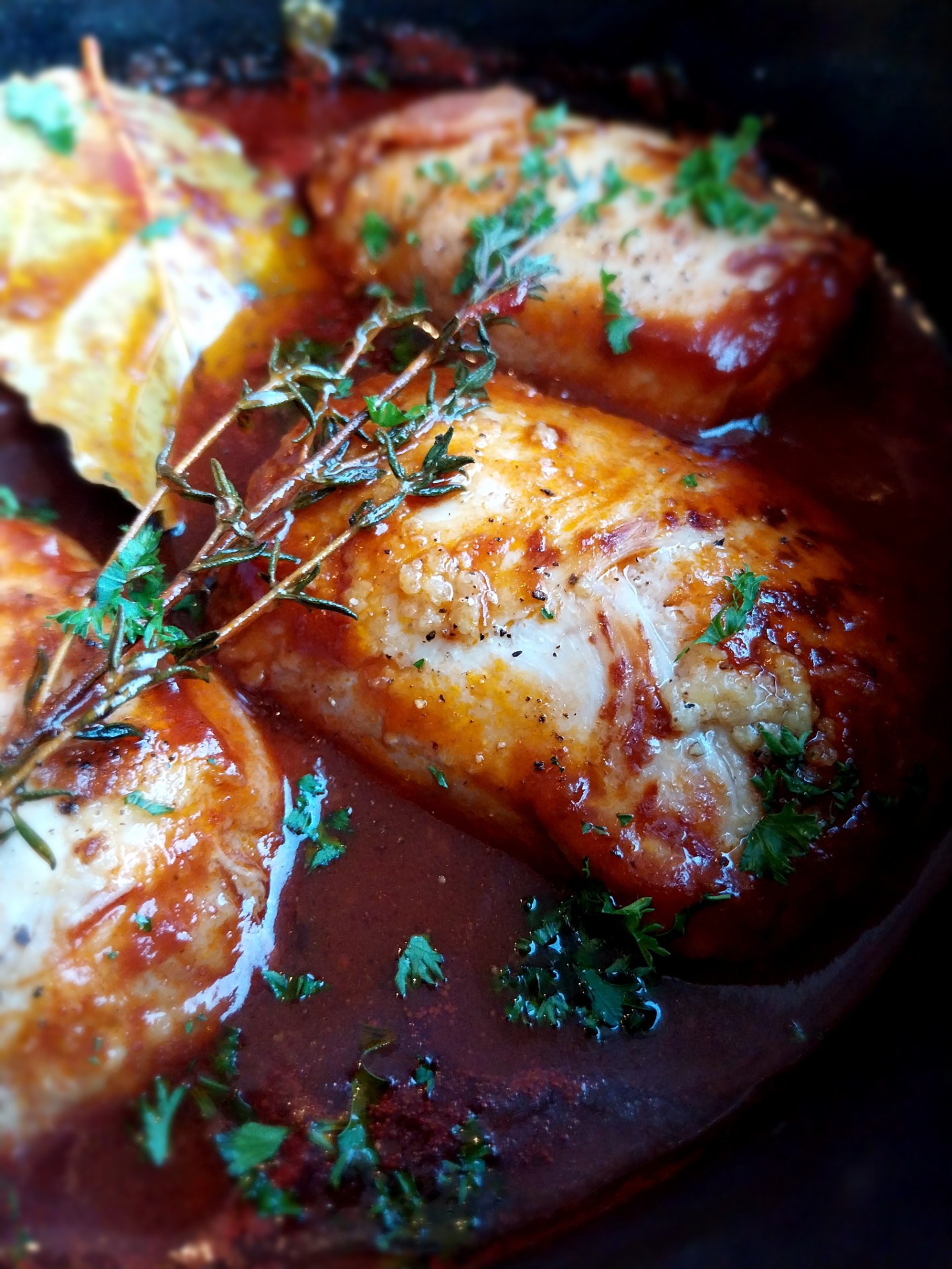 Kippenvinken met spekjes in rode wijnsaus