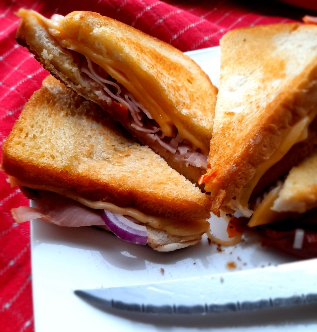 Croque met gedroogde tomaat en rode ui