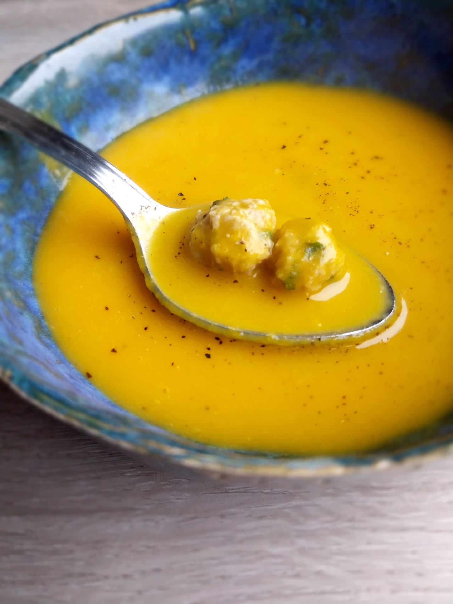 Pompoenroomsoep met peterselieballetjes