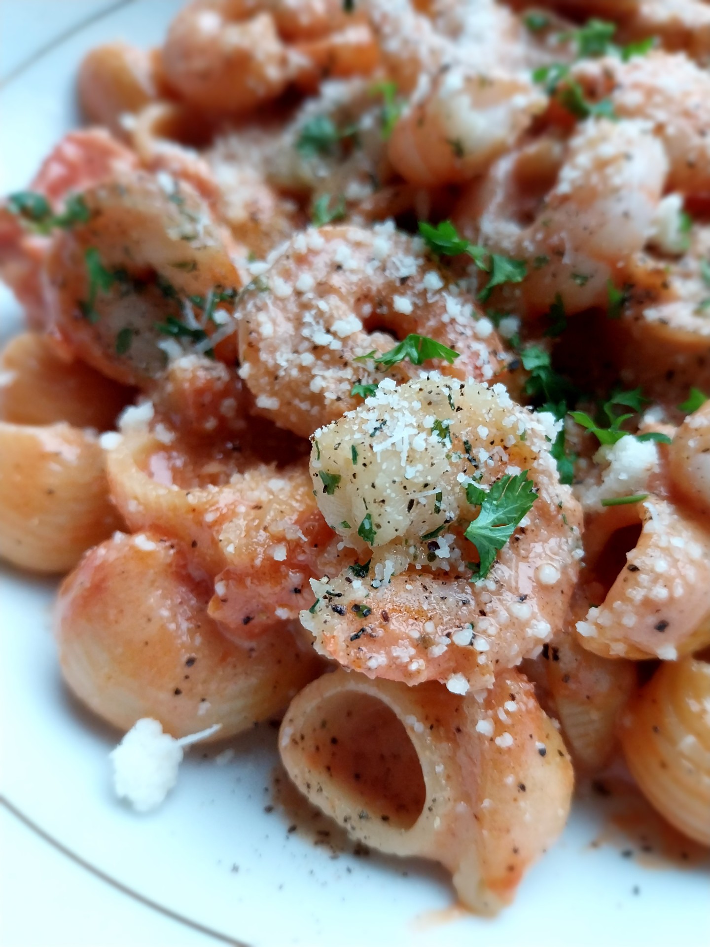 Scampi met pasta en pittige tomatenroomsaus