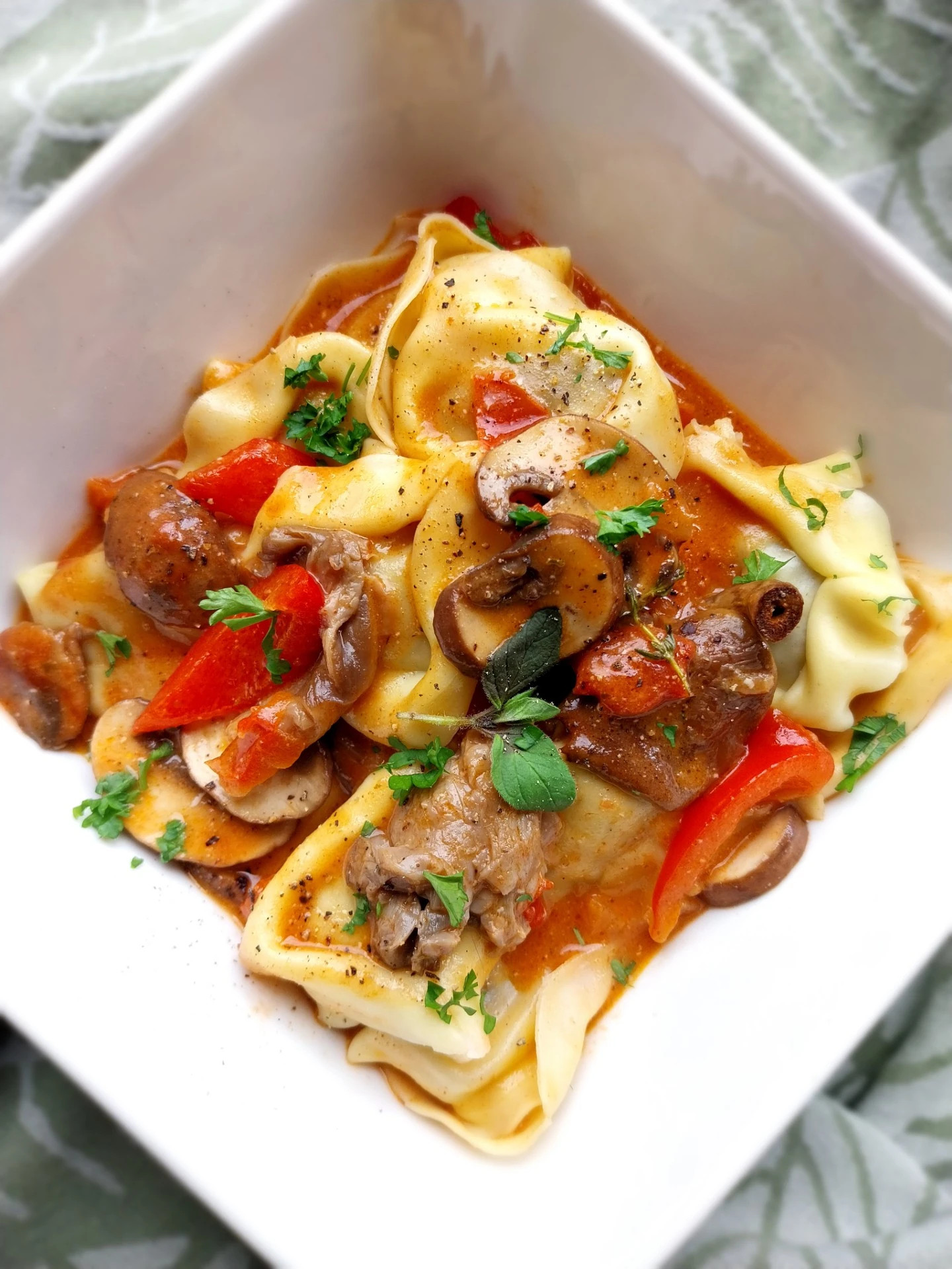 Tortelloni met champignons en romige paprikasaus