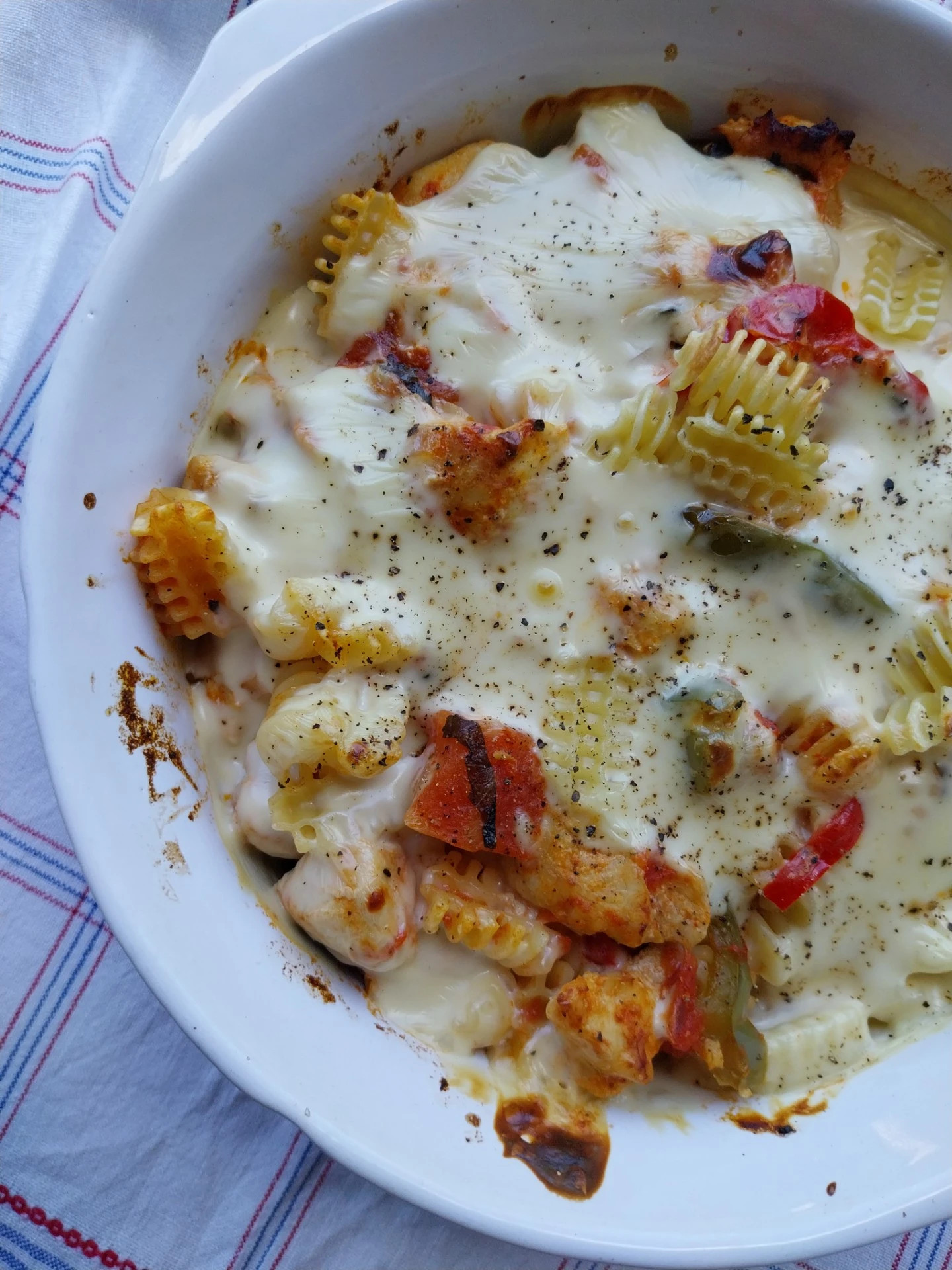 Ovenpasta met kip en kaassaus