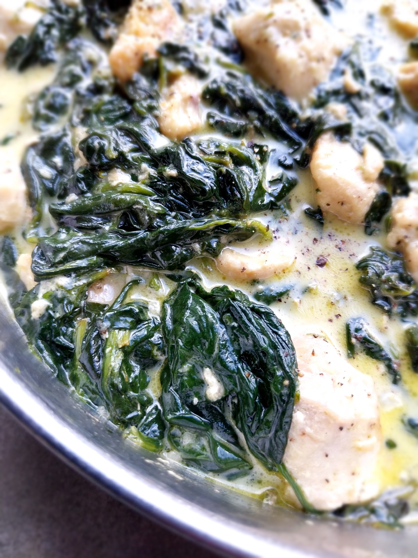 Romig kippannetje met spinazie