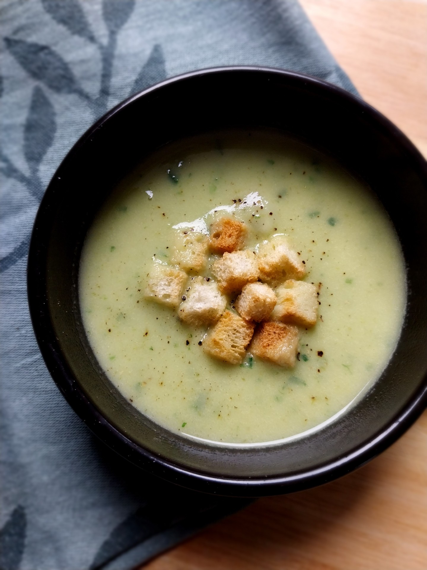 Knolseldersoep met lente-ui en daslook