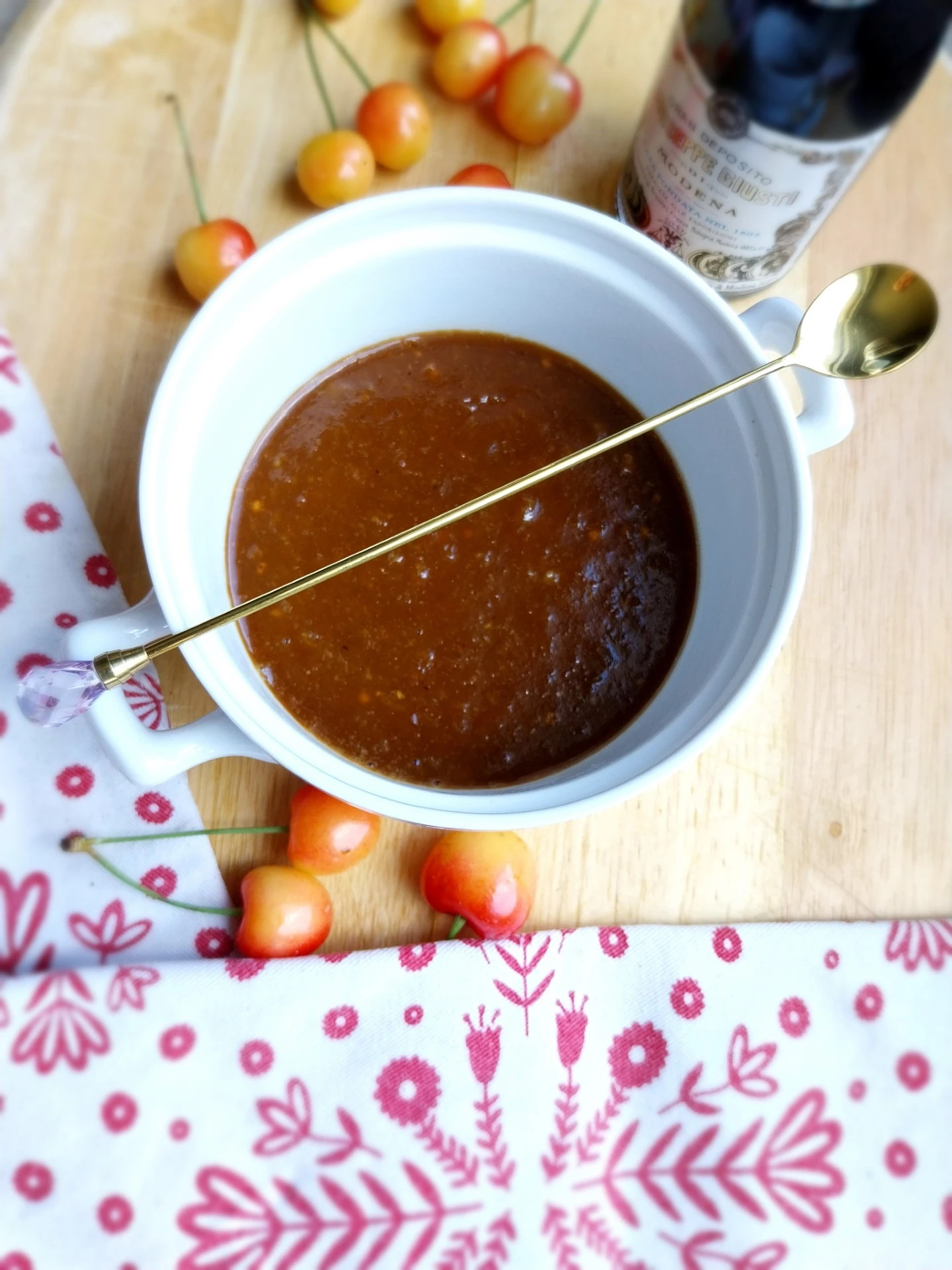 Barbecuesaus met vleeskersen en balsamico