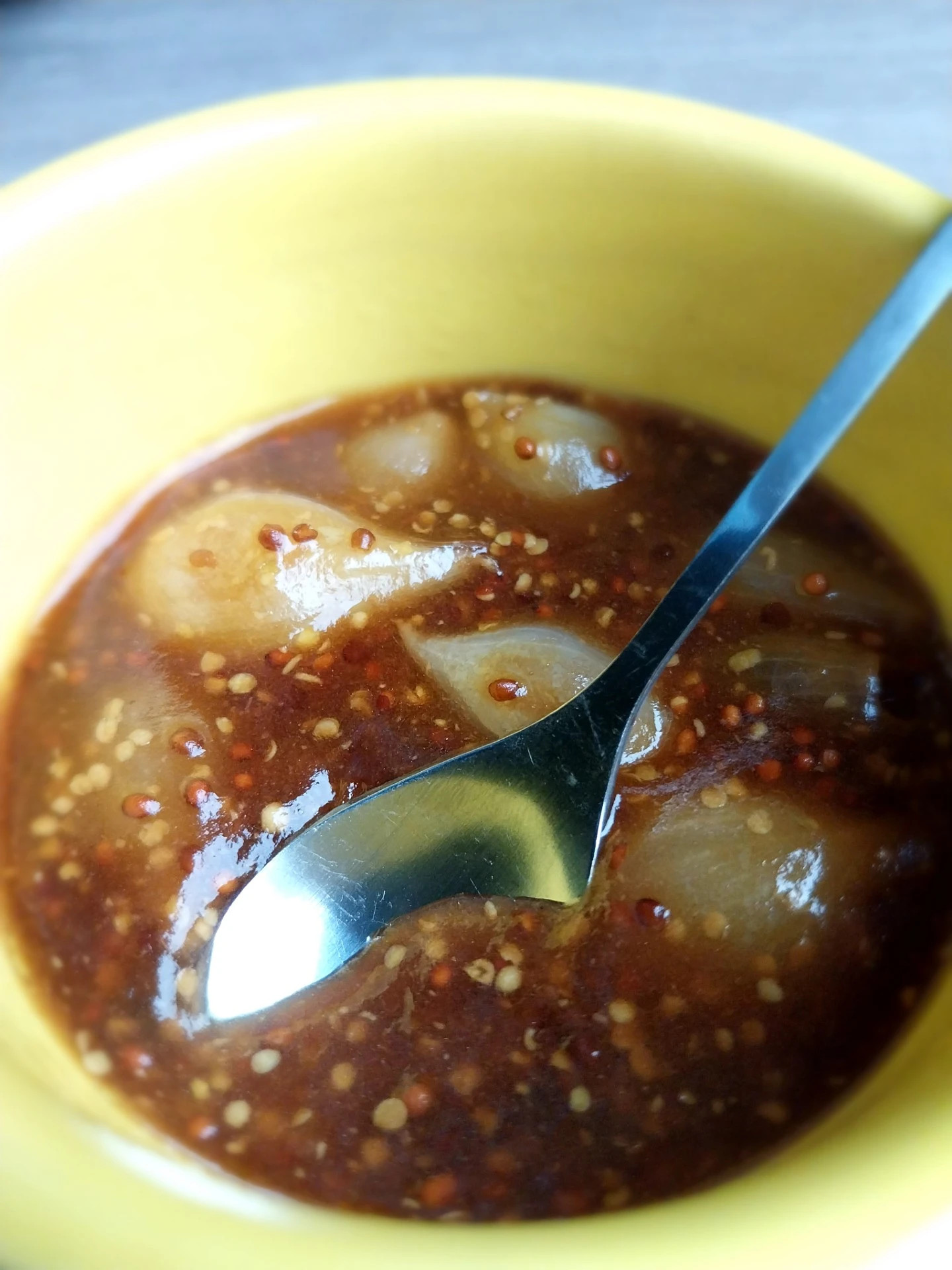 Mosterdsaus met zilveruitjes