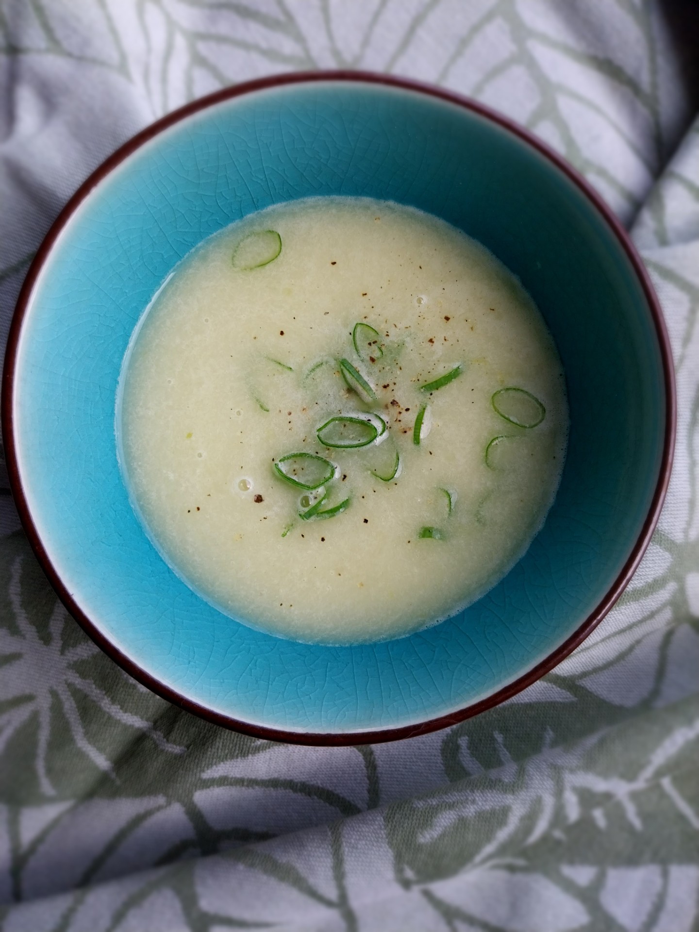 Aspergesoep met lente-ui