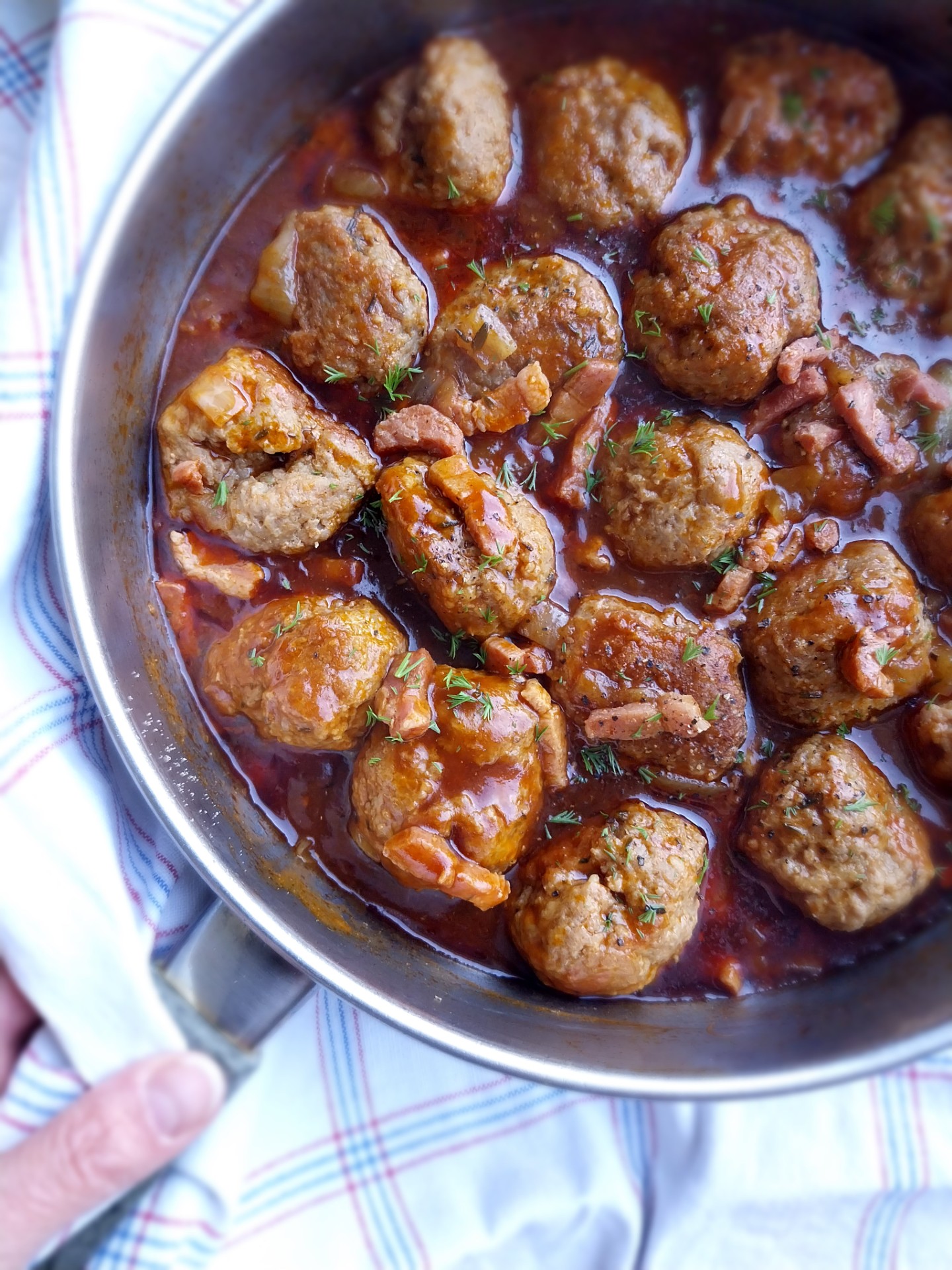 Balletjes met spekjes en biersaus