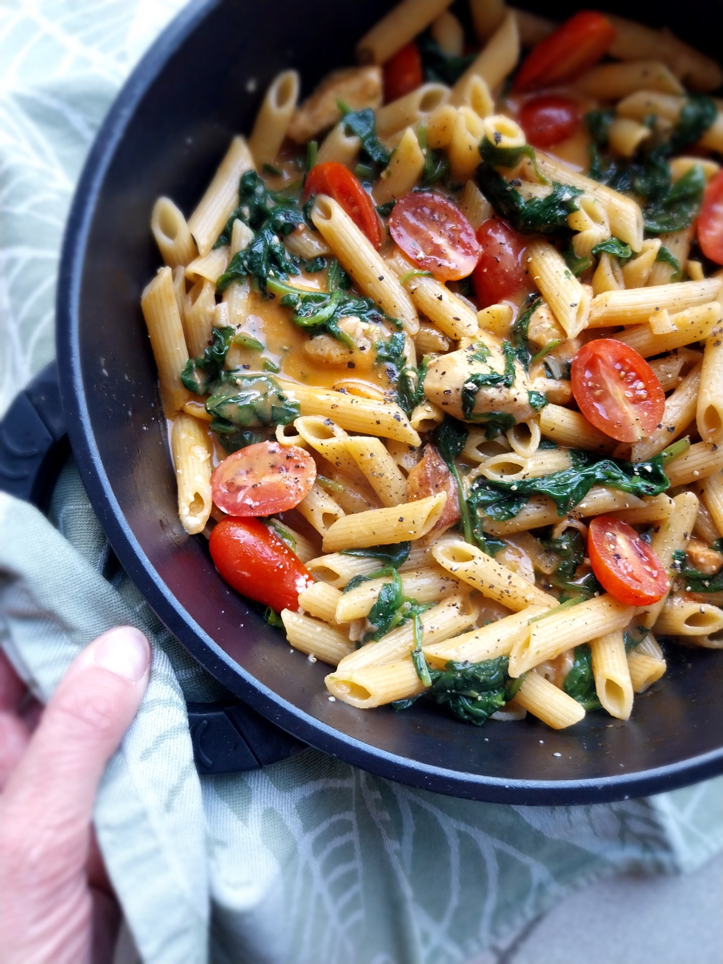 Eenpanspasta met spinazie, tomaten en kip