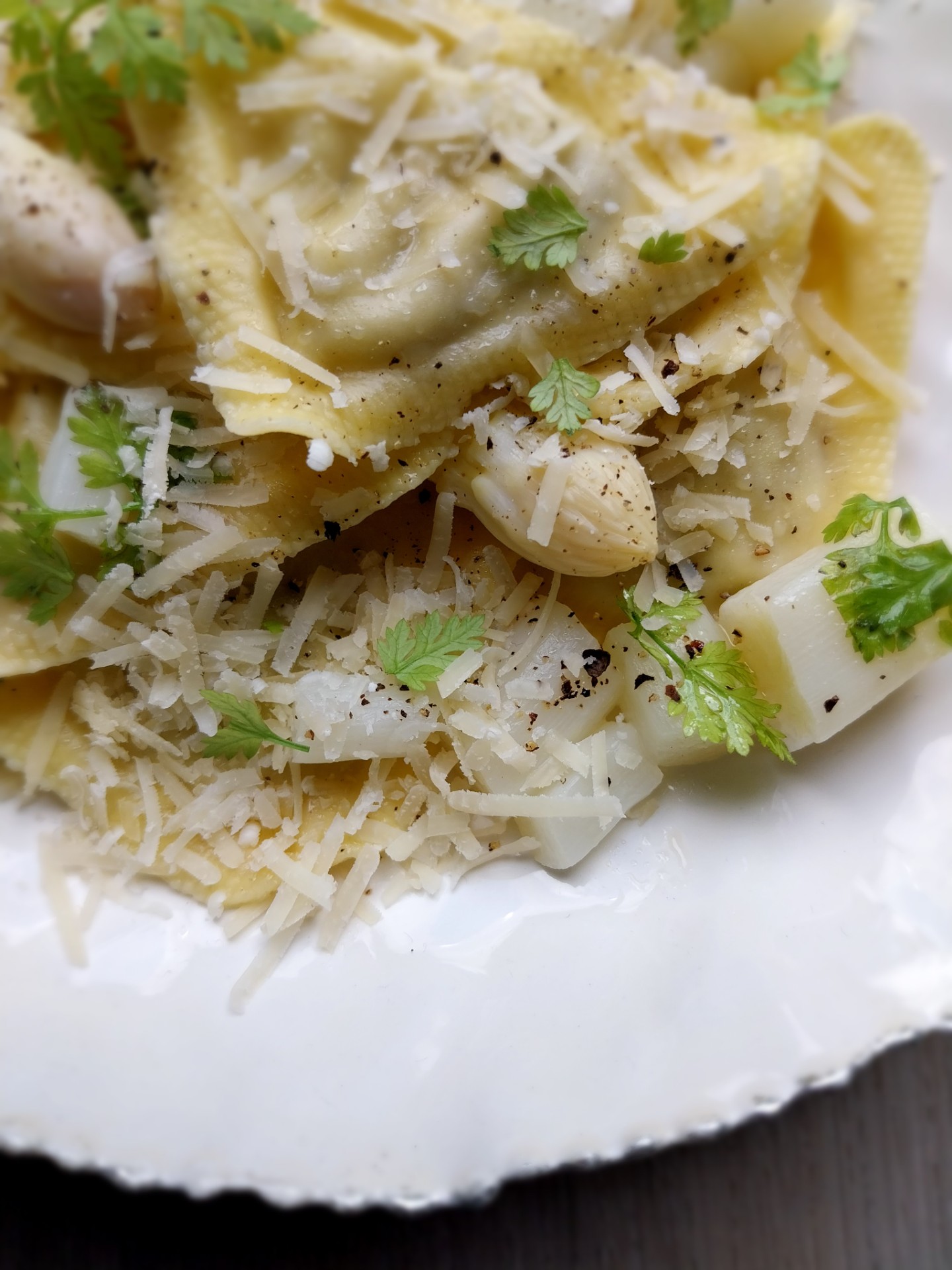 Gevulde pasta met asperges en romige kervel-botersaus