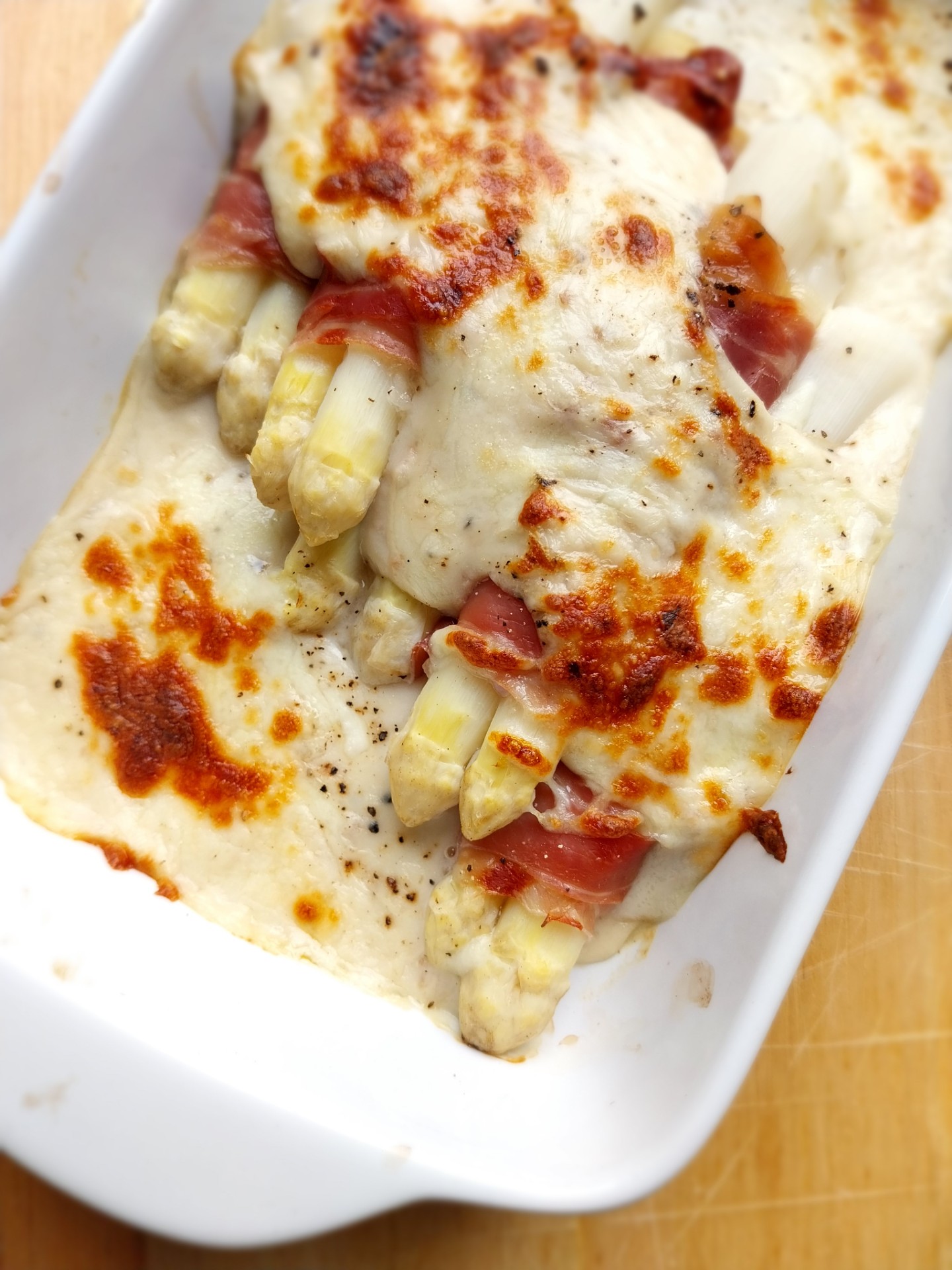 Asperges met Gandaham en kaassaus