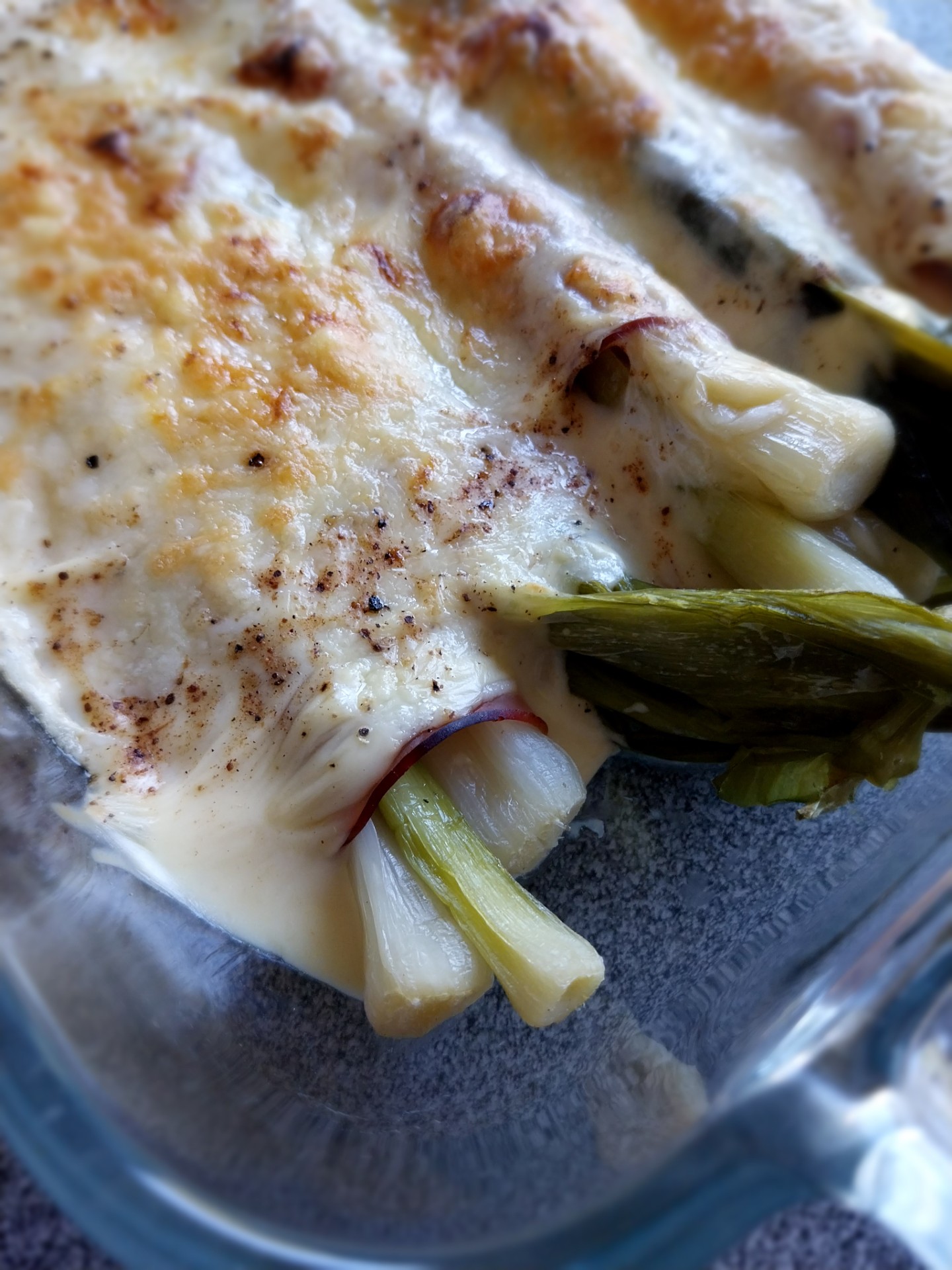Jonge prei met ham en kaassaus