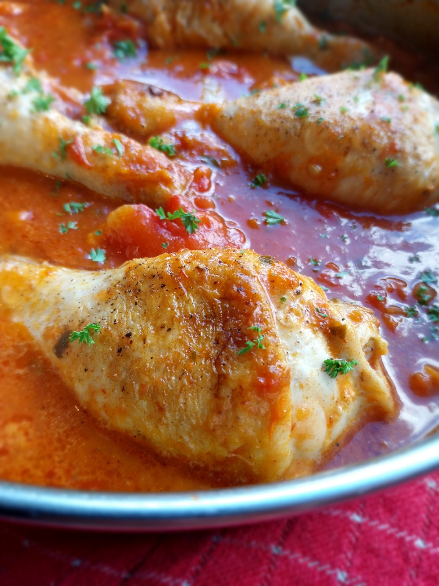 Kippenbillen in tomatensaus