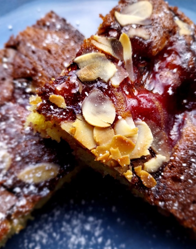 Amandelcake met krieken