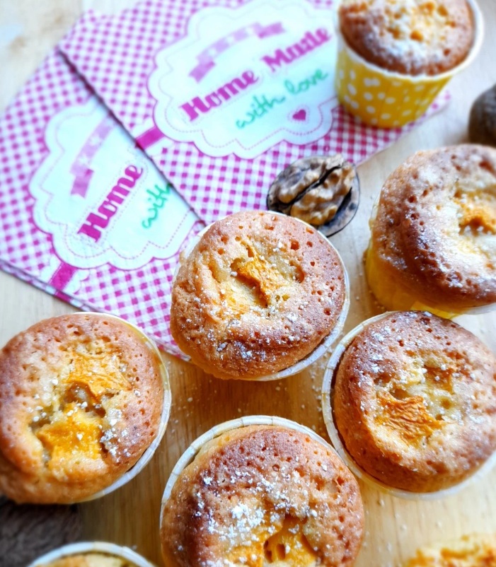 Amandelcake met perzik en okkernoot